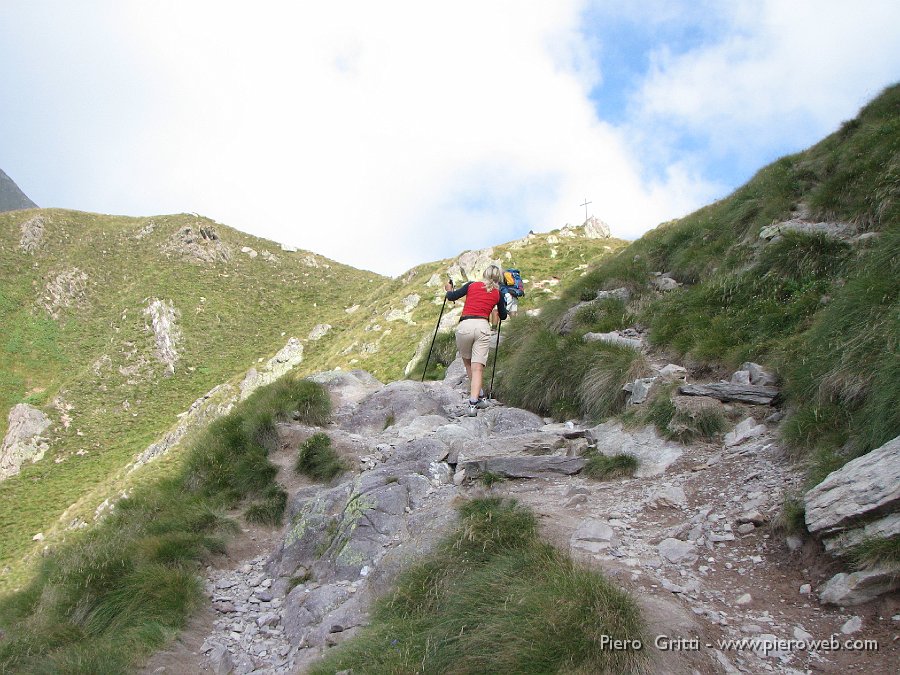 cimagpII 016.jpg - Ed eccoci al Passo di Mezzeno (2142 m.) dopo meno di due ore di salita dalle Baite